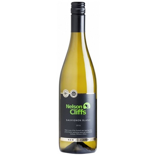 Butelka wina Nelson Cliffs Sauvignon Blanc 2016 z Nowej Zelandii. Na czarnej etykiecie zielony napis "Nelson Cliffs" z ikoną góry oraz biały tekst "Sauvignon Blanc 2016". Widoczne oznaczenie 100% zrównoważony.