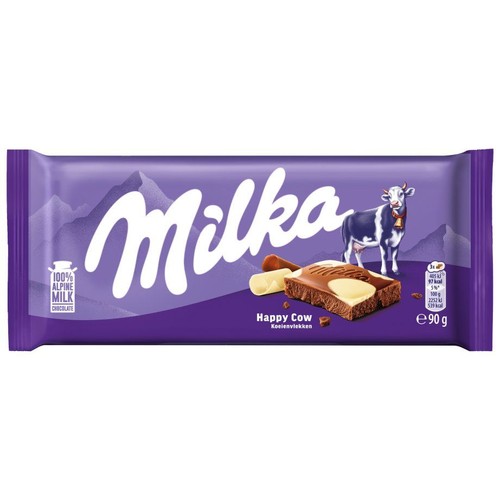 Czekolada Milka Happy Cow (Krowie Łaty), 90g. Fioletowe opakowanie z logo Milka, grafiką krowy i napisem '100% czekolada z alpejskiego mleka'. Obok kawałek czekolady z ciemną i białą warstwą oraz biały wiórek czekoladowy.