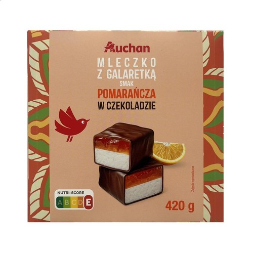 Produkt Auchan: Mleczko z galaretką o smaku pomarańczowym w czekoladzie, masa netto 420 g. Na opakowaniu widnieje grafika dwóch kawałków mleczka, każdy z warstwą białej pianki i pomarańczowej galaretki, pokrytych czekoladą