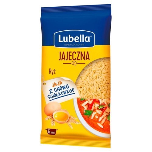 Żółto-niebieskie opakowanie makaronu Lubella Jajeczna Ryż. Na opakowaniu widoczna grafika jajek (całe i rozbite) oraz kłosów zboża. Informacja o użyciu jaj z chowu ściółkowego i czasie gotowania 5 minut.