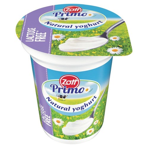 Kubek jogurtu naturalnego Zott Primo, bez laktozy. Etykieta z motywem łąki, rumianków i łyżki z białym jogurtem.