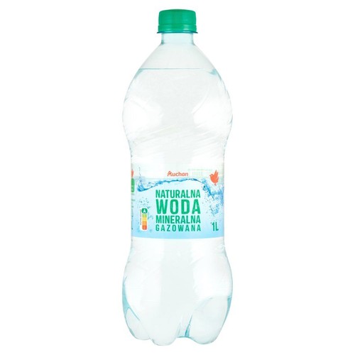 Butelka 1 litr wody mineralnej gazowanej Auchan. Przezroczysta butelka z zieloną nakrętką i etykietą z napisem "Naturalna Woda Mineralna Gazowana".