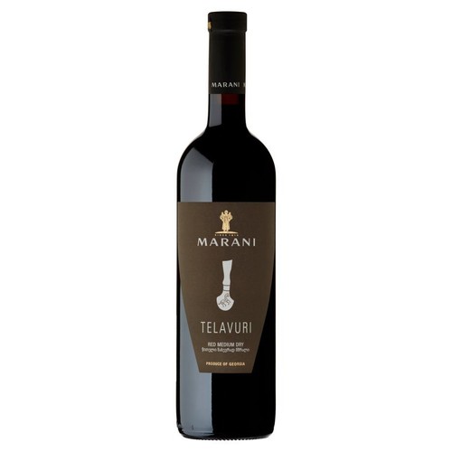 Wino Marani Telavuri, czerwone półwytrawne, produkt z Gruzji. Butelka z ciemnego szkła, z brązową etykietą. Na etykiecie widnieje złote logo, nazwa Marani oraz biała ilustracja stylizowanego naczynia, prawdopodobnie qvevri.