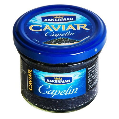 Kawior Aakerman Capelin w przezroczystym szklanym słoiku. Niebieska zakrętka z napisem "AAKERMAN CAVIAR Capelin" i grafiką kawioru. Etykieta na słoiku jest niebieska z falującym wzorem. Wewnątrz słoika znajduje się czarny kawior.