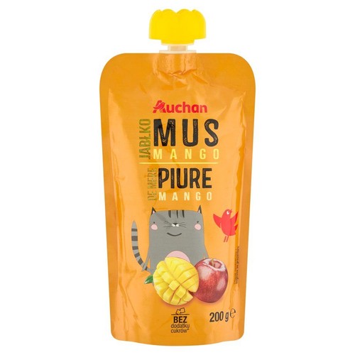 Pomarańczowa saszetka Auchan Mus Jabłko Mango z żółtą nakrętką. Produkt o wadze 200 g, bez dodatku cukrów. Na opakowaniu widnieje rysunek uśmiechniętego szarego kota, czerwonego ptaka, kawałka mango i czerwonego jabłka.
