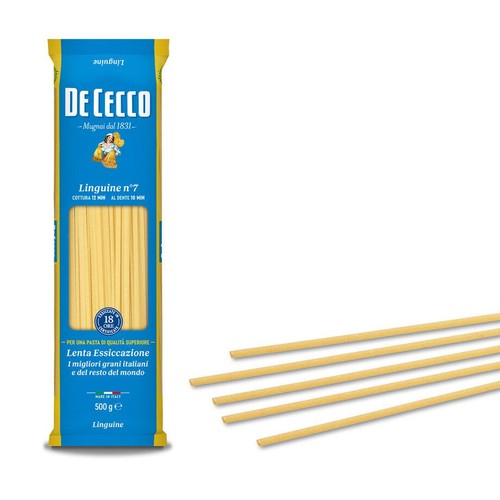 Makaron De Cecco Linguine n°7, 500g. Niebieskie opakowanie z przezroczystym oknem, ukazującym długie, płaskie nitki makaronu. Obok leży kilka luźnych nitek. Produkt z wolnego suszenia, z najlepszych włoskich ziaren.