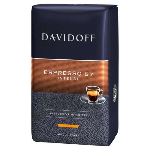 Kawa ziarnista Davidoff Espresso 57 Intense w ciemnym opakowaniu z brązowym paskiem i filiżanką espresso.