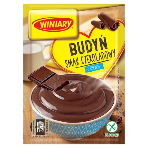 Winiary Budyń Czekoladowy w żółtym opakowaniu. Na grafice miseczka ciemnego budyniu z kawałkiem czekolady i wiórkami. W tle dzbanek z mlekiem. Etykieta informuje, że produkt nie zawiera czekolady.