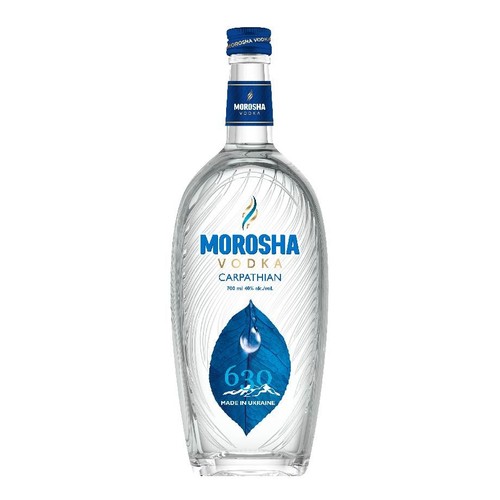 Szklana butelka wódki Morosha Carpathian, 700 ml, 40% objętości alkoholu. Butelka ma faliste żłobienia i niebieską etykietę z nazwą "Morosha Vodka Carpathian". Poniżej widnieje niebieski liść z kroplą wody i numerem 630. Wyprodukowano na Ukrainie.