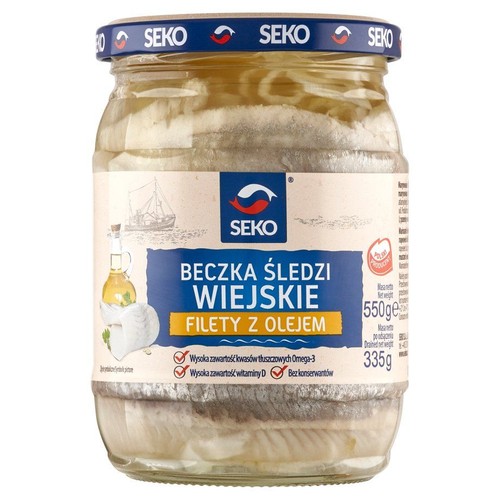 Produkt Seko: filety śledziowe "Beczka Śledzi Wiejskie" w oleju, zapakowane w przezroczysty szklany słoik. Etykieta informuje o wysokiej zawartości kwasów tłuszczowych Omega-3 i witaminy D, a także o braku konserwantów.