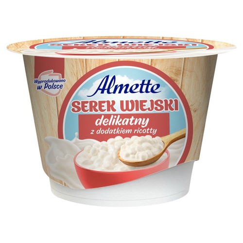 Produkt Almette: serek wiejski delikatny z ricottą. Opakowanie z drewnianym tłem i ilustracją serka w misce.