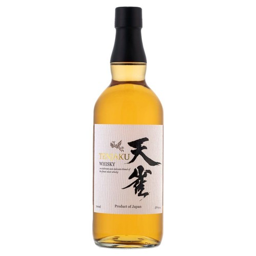 Produkt: whisky Tenjaku, 700 ml. Butelka z przezroczystego szkła z czarną zakrętką. Biała etykieta z nazwą "TENJAKU WHISKY", złotym ptakiem, japońskimi znakami i opisem "wykwintna i delikatna mieszanka najlepszej whisky słodowej". 