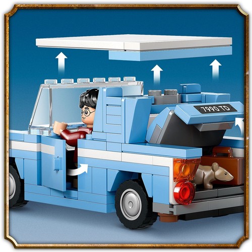 Szczegółowe ujęcie niebieskiego samochodu LEGO z minifigurką w okularach. Pokazano interaktywne funkcje: zdejmowany dach z białym elementem oraz otwierane drzwi. W tylnej części pojazdu, obok pomarańczowych świateł, leży szary szczur i brązowa walizka.