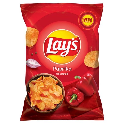 Duża, czerwona paczka chipsów Lay's o smaku paprykowym. Na opakowaniu widnieje żółte logo Lay's, a także grafiki przedstawiające chipsy w drewnianej misce, świeże czerwone papryki, plaster cebuli i ziarna pieprzu. Oznaczenie "MEGA PACK".