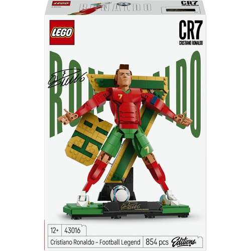 Zestaw LEGO 43016 Cristiano Ronaldo - Legenda Futbolu. Opakowanie przedstawia złożoną figurkę piłkarza w czerwono-zielonym stroju z numerem 7. Stoi na podstawce z piłką i podpisem, na tle dużego napisu RONALDO. Zestaw zawiera 854 elementy, dla wieku 12+.