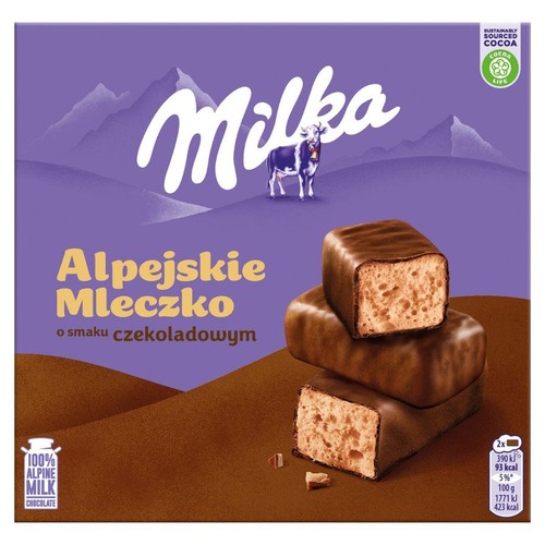 Opakowanie Milka Alpejskie Mleczko o smaku czekoladowym. Fioletowe tło z logo Milka i krową. Na nim dwa batoniki z czekolady alpejskiej, jeden przekrojony, ukazujący jasne, mleczne nadzienie. Produkt zawiera kakao ze zrównoważonych źródeł.