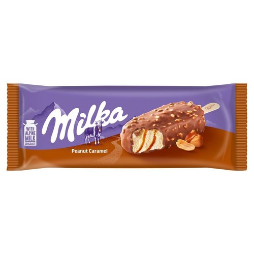 Fioletowo-brązowe opakowanie lodów Milka Peanut Caramel. Widoczny lód na patyku z polewą czekoladową, orzeszkami i karmelem.