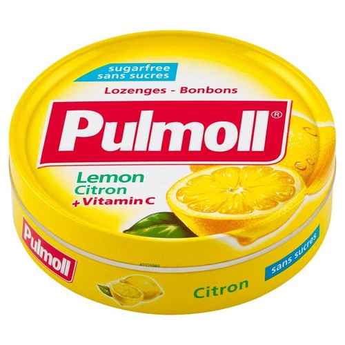 Żółta, okrągła puszka pastylek Pulmoll o smaku cytrynowym, bez cukru, z dodatkiem witaminy C. Na wieczku grafika przekrojonej cytryny i liści. Na boku puszki widoczny napis "Citron".