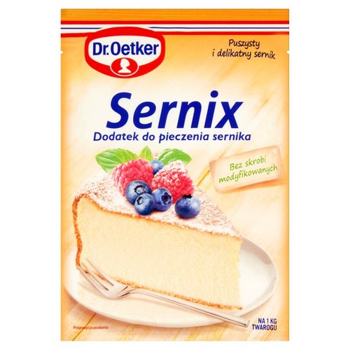 Opakowanie Dr. Oetker Sernix, dodatek do pieczenia sernika. Na grafice widoczny jest kawałek sernika z owocami leśnymi: malinami i borówkami. Produkt gwarantuje puszysty i delikatny sernik, bez skrobi modyfikowanych. Przeznaczony na 1 kg twarogu.