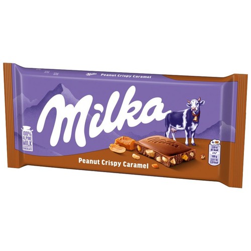 Opakowanie czekolady Milka Peanut Crispy Caramel. Fioletowa etykieta z logo Milka, wizerunkiem krowy i ilustracją przekrojonego batonika, ukazującego orzeszki ziemne i karmel. Produkt wykonany jest ze 100% mlecznej czekolady alpejskiej.