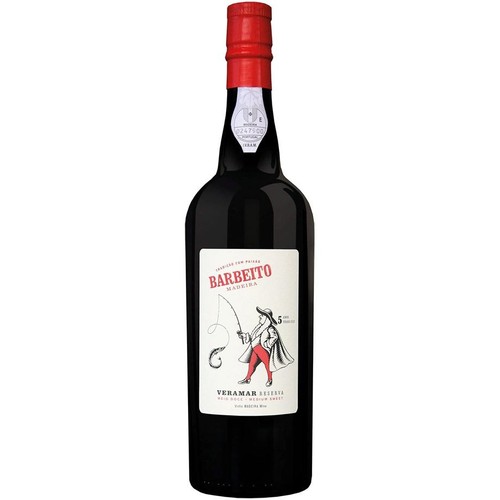 Wino Barbeito Veramar Reserva w ciemnej butelce z czerwonym kapslem. Biała etykieta zawiera nazwę "Barbeito Madeira" oraz grafikę mężczyzny w kapeluszu i pelerynie, trzymającego wędkę z rybą. Wino jest średnio słodkie.