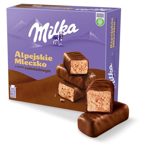 Pudełko Milka Alpejskie Mleczko czekoladowe. Na nim logo Milka, krowa i góry. Widoczne napisy: "Kakao ze zrównoważonych źródeł" i "100% mleka alpejskiego". Przed pudełkiem kilka czekoladowych batoników, jeden przekrojony, ukazujący porowate wnętrze.