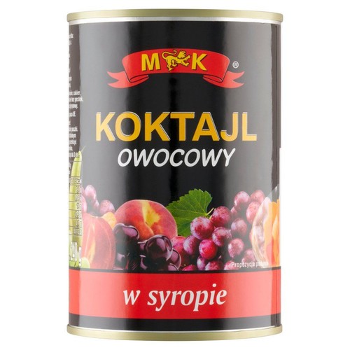 Produkt M&K: koktajl owocowy w syropie, zapakowany w metalową puszkę. Czarna etykieta z logo M&K, napisem "KOKTAJL OWOCOWY w syropie" i kolorową ilustracją brzoskwiń, winogron oraz wiśni.