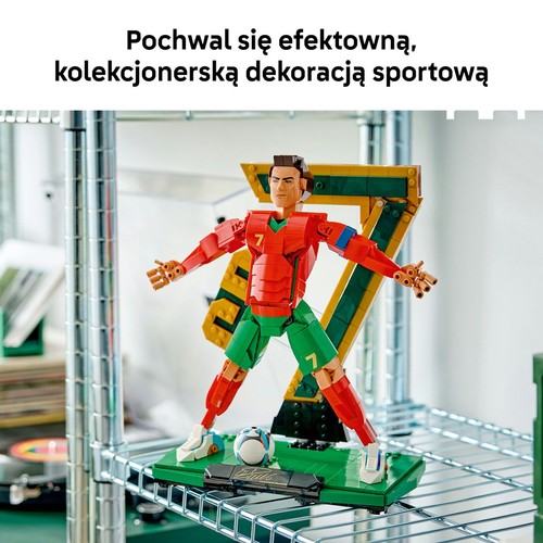 Kolekcjonerska figurka piłkarza z klocków, Cristiano Ronaldo, w czerwonej koszulce z numerem 7 i zielonych spodenkach z numerem 7. Stoi na zielonej podstawce z piłką u stóp, z rozłożonymi rękami. W tle widoczna jest duża, żółto-zielona cyfra 7.