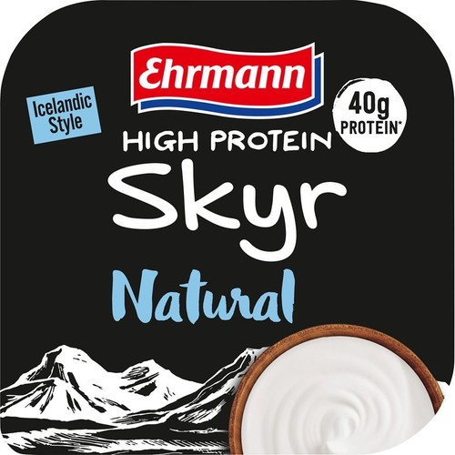 Opakowanie Ehrmann Skyr Naturalny Wysokobiałkowy, styl islandzki, 40g białka. Na czarnym tle góry i miska z białym skyr.