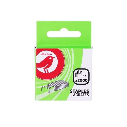Opakowanie zszywek Auchan, typ .10, zawierające 2000 sztuk. Biało-zielone pudełko z logo czerwonego ptaka.