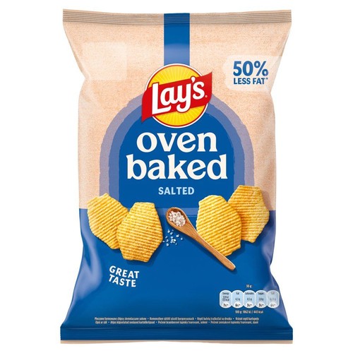 Paczka chipsów Lay's Oven Baked, solone, 125g. Na opakowaniu faliste chipsy i sól. Zawiera 50% mniej tłuszczu.