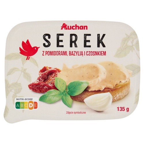 Serek Auchan z pomidorami, bazylią i czosnkiem w opakowaniu 135 g. Widoczna nazwa produktu i waga.