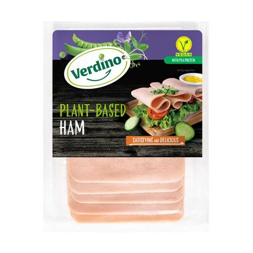 Produkt Verdino: roślinna szynka w przezroczystym opakowaniu. Na fioletowo-czarnej etykiecie widnieje nazwa "Plant-Based Ham" i logo "Vegan with pea protein". Poniżej widoczne są ułożone plastry szynki.