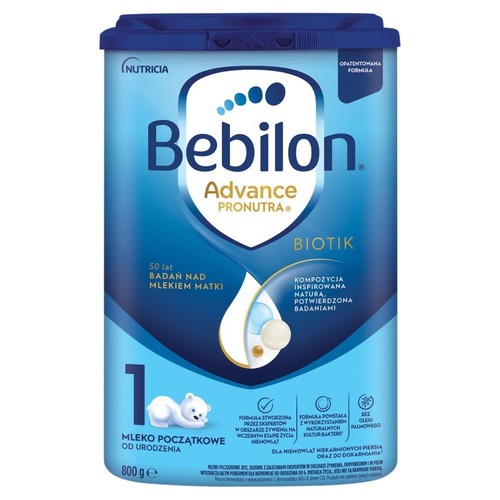 Niebiesko-białe opakowanie mleka początkowego Bebilon Advance Pronutra 1 dla niemowląt od urodzenia, 800g. Produkt zawiera opatentowaną formułę, biotik i jest bez oleju palmowego. Oparty na 50 latach badań nad mlekiem matki.