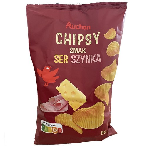 Paczka chipsów karbowanych Auchan, smak ser i szynka, 80g. Czerwone opakowanie z ilustracjami.