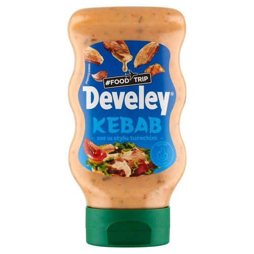 Butelka sosu Develey Kebab w stylu tureckim. Na beżowej etykiecie z niebieskim tłem widnieje nazwa produktu. Grafika przedstawia kawałki mięsa, czosnek oraz gotowe danie z kebabem, sałatą i pomidorami. Sos ma jasny, beżowy kolor z widocznymi przyprawami.