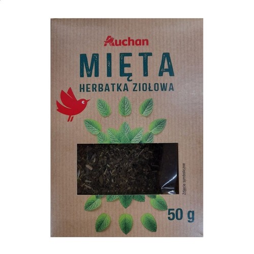 Opakowanie herbatki ziołowej Auchan Mięta, 50 g. Brązowe pudełko z okienkiem pokazującym suszone liście mięty. Grafika zielonych liści.