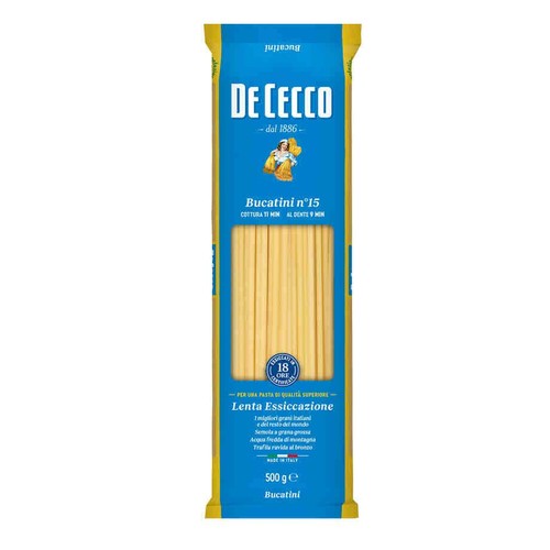 Opakowanie makaronu Bucatini De Cecco 500g. Niebiesko-żółta paczka z przezroczystym oknem, przez które widać długie, rurkowate nitki makaronu. Na opakowaniu logo De Cecco, nazwa Bucatini n°15, waga 500g oraz informacja o powolnym suszeniu.