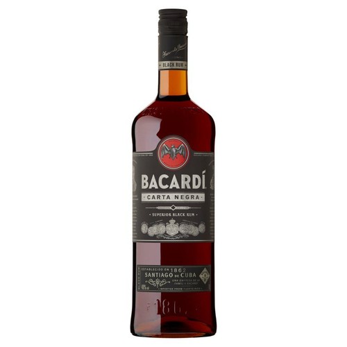 Pionowa butelka rumu Bacardí Carta Negra Superior Black Rum na białym tle. Butelka ma ciemne szkło i czarną etykietę z białym napisem "BACARDÍ" oraz czerwonym logo nietoperza. Na etykiecie widnieje również informacja "Założono w 1862 roku w Santiago de Cuba".