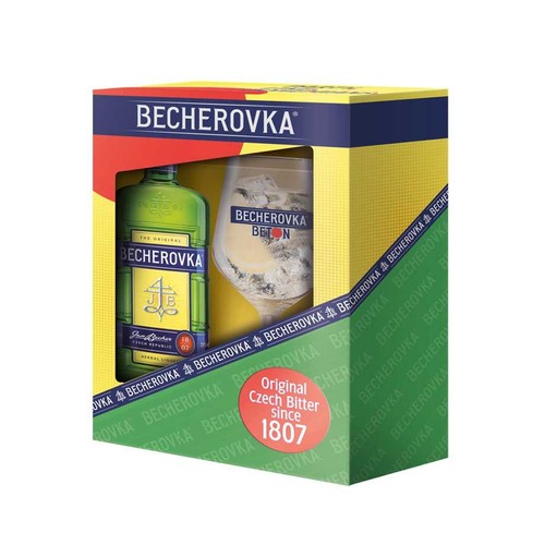Zestaw prezentowy Becherovka w żółto-niebiesko-czerwonym pudełku z okienkiem. W środku zielona butelka oryginalnego czeskiego likieru ziołowego Becherovka oraz szklanka z napojem Becherovka Beton, zawierającym lód i plasterek cytrusa.
