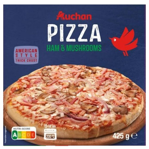 Opakowanie pizzy amerykańskiej Auchan z szynką i pieczarkami, 425 g. Na zdjęciu gotowa pizza.