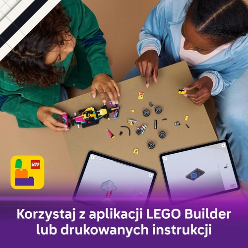 Dwoje dzieci, widziane z góry, buduje kolorowy samochód wyścigowy LEGO z różowych, żółtych i czarnych klocków. Na brązowym stole leżą rozłożone części i dwa tablety, na których wyświetlane są interaktywne instrukcje budowania.