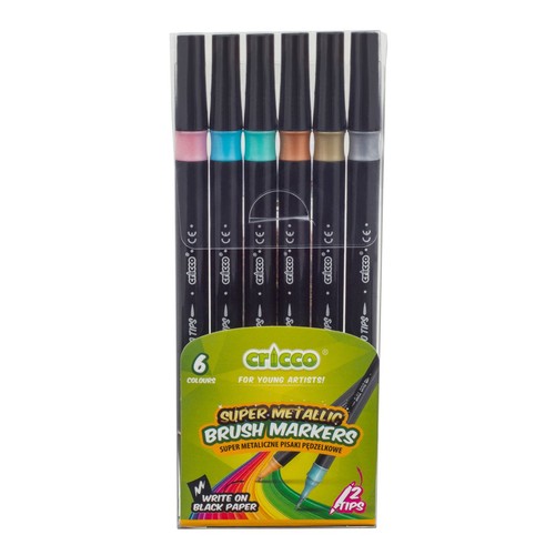 Zestaw 6 metalicznych pisaków pędzelkowych Cricco Super Metallic Brush Markers. Pisaki w kolorach różowym, niebieskim, turkusowym, miedzianym, złotym i srebrnym. Przeznaczone do pisania po czarnym papierze. Opakowanie zawiera 12 końcówek.