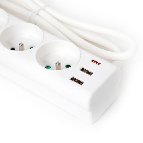 Listwa zasilająca w kolorze białym, wyposażona w gniazda sieciowe i porty USB do ładowania.