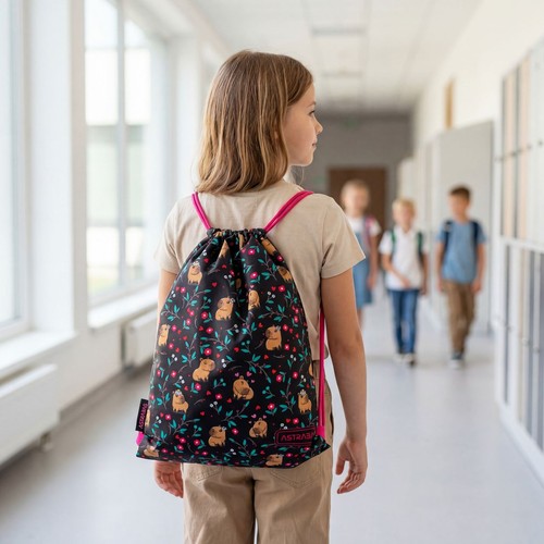 Czarny worek na ramię z różowymi sznurkami, ozdobiony wzorem świnek morskich i kwiatów. Marka ASTRABAG.