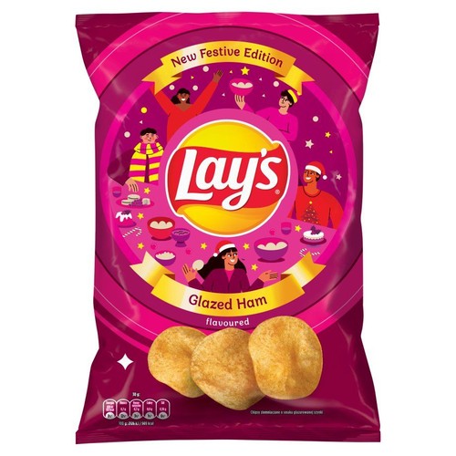 Opakowanie chipsów Lay's o smaku szynki glazurowanej, Nowa Świąteczna Edycja. Różowa paczka z ilustracjami i trzema chipsami. 50g.