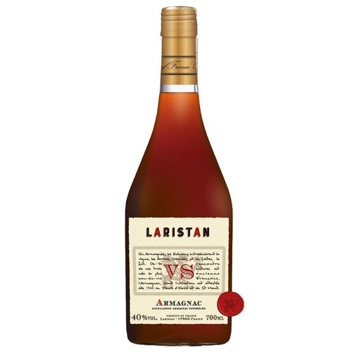 Butelka Armagnac LARISTAN VS, 700 ml, 40% obj. Złota zakrętka i kremowa etykieta z czerwoną pieczęcią.