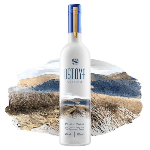 Biała butelka wódki Ostoya o pojemności 700 ml i zawartości 40% alkoholu. Na etykiecie widnieje nazwa "Ostoya Vodka" oraz krajobraz górski z suchą trawą, symbolizujący region Bieszczad. Kapsel jest niebiesko-złoty.