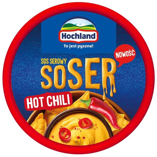 Wieczko sosu serowego Hochland Soser Hot Chili. Na grafice miska z żółtym sosem, chipsy i papryczka chili. Nowość.