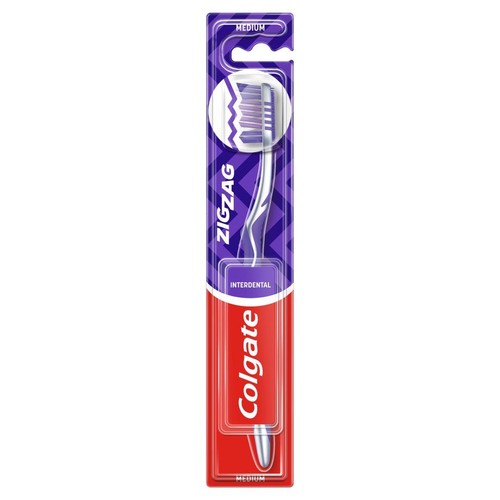 Szczoteczka do zębów Colgate Zigzag Interdental, średnia. Włosie biało-fioletowe. Opakowanie z fioletowym tłem i czerwonym logo.